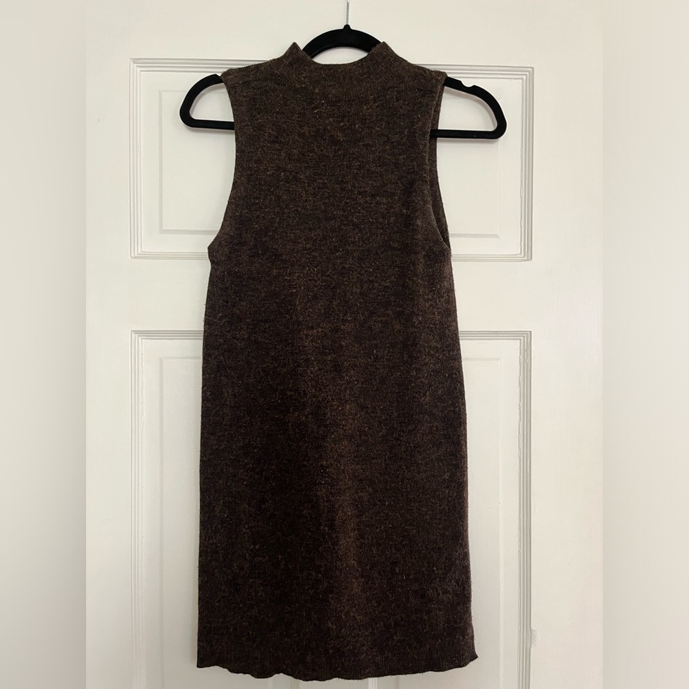 Mock-neck sleeveless sweater (size M)